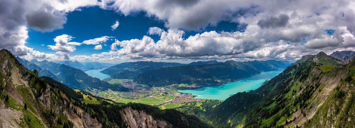 Vue depuis la Schynige Platte sur les lacs de Thoune et de Brienz.