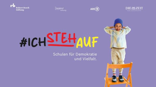 Das Plakat der Demokratie-Aktion #IchStehAuf zeigt ein Kind, das auf einem Stuhl steht. Der Hintergrund ist
lila und zeigt den Slogan der Aktion.